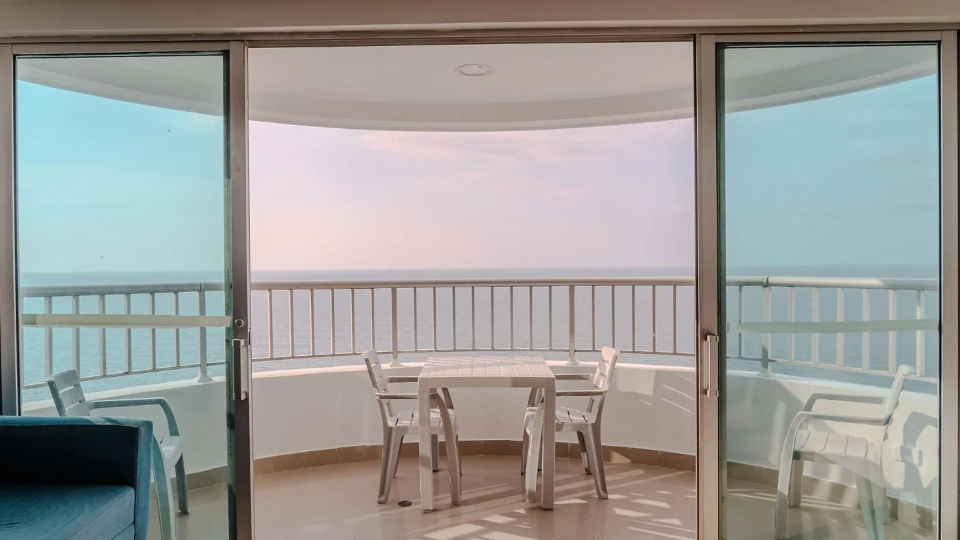 Apartments In Front Of The Beach Cartagena